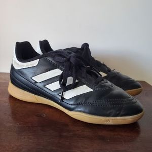 Boys Adidas Indoor Soccer Shoes Parkour sz 1